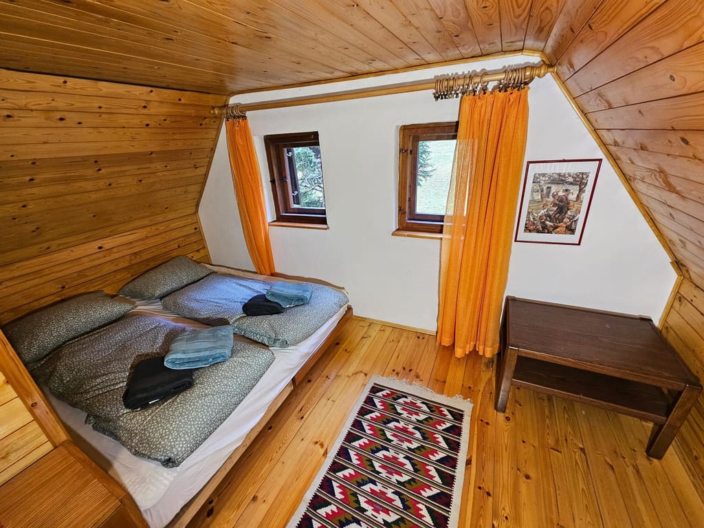 Spalnica s 3 posteljami / 3 beds bedroom